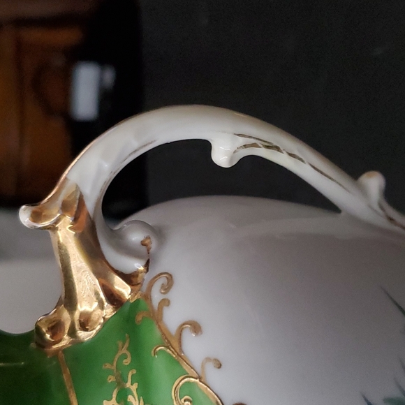 VINTAGE ANTIQUE GREEN AND WHITE FLORAL FLOWER VASE. - Picture 6 of 11